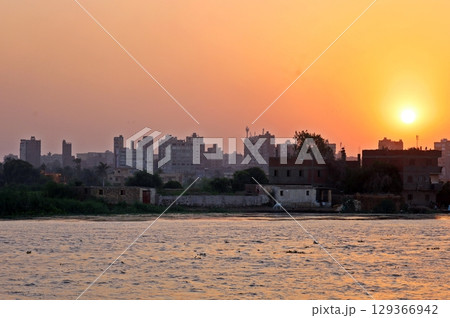 沈みゆく夕日のナイル川クルーズ船からの眺望 129366942