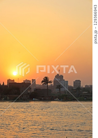 夕日に染まるカイロ市街～ナイル川クルーズ 129366943