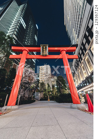 高層ビルに囲まれた福徳神社の赤い鳥居（夜景） 129367124