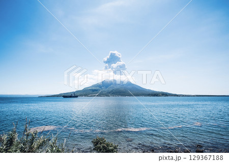 快晴の錦江湾に浮かぶ鹿児島の桜島 快晴の錦江湾に浮かぶ鹿児島の桜島 129367188