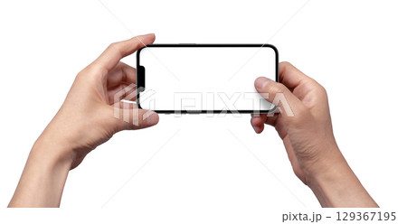 スマートフォンを横位置で持ち、写真、ムービーを撮影している人物の手 スマートフォンを横位置で持ち、写真、ムービーを撮影している人物の手 129367195