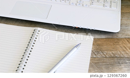 パソコンとリングノート　筆記用具　16:9 129367260