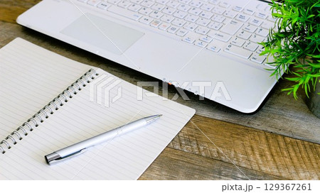 パソコンとリングノート 筆記用具 16:9 パソコンとリングノート 筆記用具 16:9 129367261