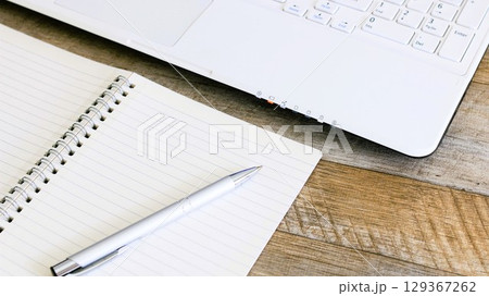 パソコンとリングノート 筆記用具 16:9 パソコンとリングノート 筆記用具 16:9 129367262