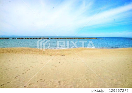 白い砂浜と青い海 129367275