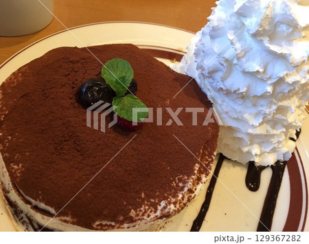 おいしいチョコレートのパンケーキと生クリーム 129367282
