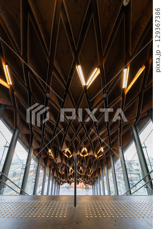 宝積寺駅の幾何学的な木組み天井と階段 宝積寺駅の幾何学的な木組み天井と階段 129367386