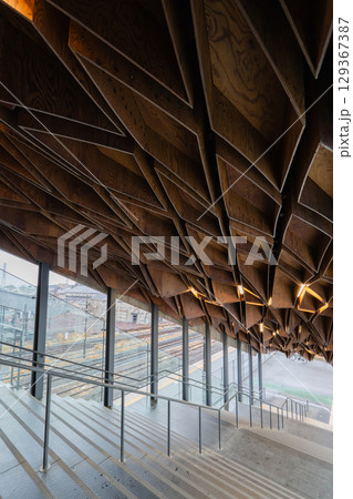 宝積寺駅の幾何学的な木組み天井と階段 129367387