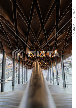 宝積寺駅の幾何学的な木組み天井と階段 129367390