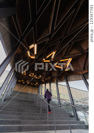 宝積寺駅の幾何学的な木組み天井と階段 129367391