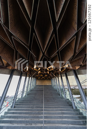 宝積寺駅の幾何学的な木組み天井と階段 129367392