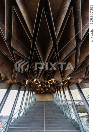 宝積寺駅の幾何学的な木組み天井と階段 129367393