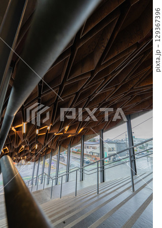 宝積寺駅の幾何学的な木組み天井と階段 129367396