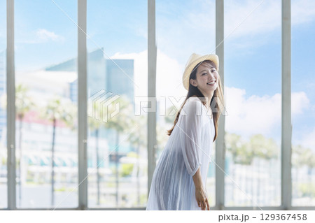 麦わら帽子をかぶって観光を楽しむ若い女性 麦わら帽子をかぶって観光を楽しむ若い女性 129367458