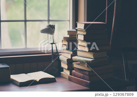 たくさんの積読した本の山と紙の質感が伝わる写真素材 129367809
