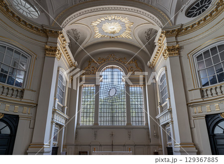 Architecture interior of St Martin-in-the-Fields is Neoclassical style. 129367885