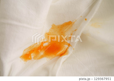 Dirty tomato sauce stain removal or ketchup on cloth accident to wash with washing powder, cleaning housework. 129367951