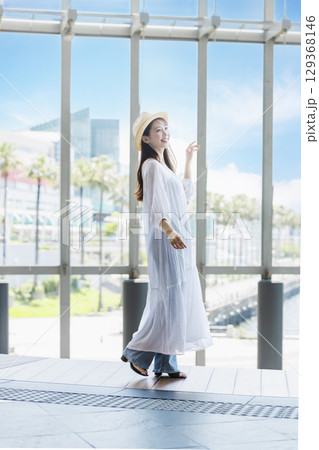 麦わら帽子をかぶって観光を楽しむ若い女性 129368146