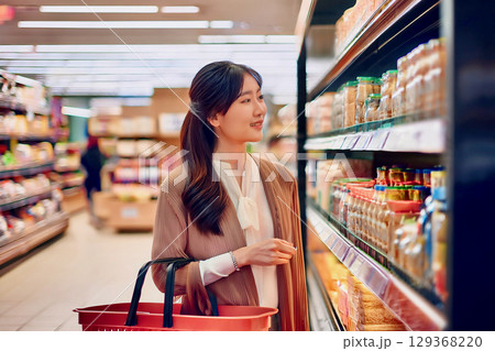 スーパーで買い物をする女性 129368220
