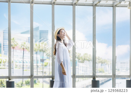 麦わら帽子をかぶって観光を楽しむ若い女性 麦わら帽子をかぶって観光を楽しむ若い女性 129368223