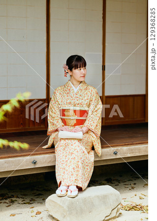 縁側で静かに佇む着物姿の女性 縁側で静かに佇む着物姿の女性 129368285