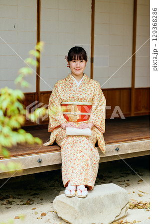 縁側で静かに佇む着物姿の女性 縁側で静かに佇む着物姿の女性 129368286