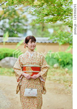 庭園を散策する着物姿の女性 129368291