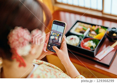 スマホで写真を撮る着物姿の女性 スマホで写真を撮る着物姿の女性 129368299