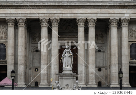 the Statue of Queen Anne located in front of St Paul's Cathedral in London. 129368449