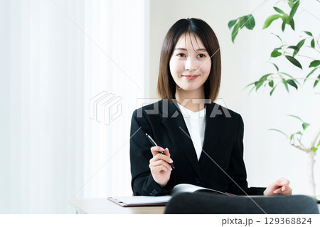 アドバイザーの若い女性 129368824