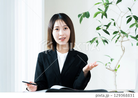 アドバイザーの若い女性 アドバイザーの若い女性 129368831