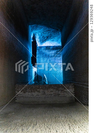 大谷資料館の地下空間とライトアップ（寒色） 129369248