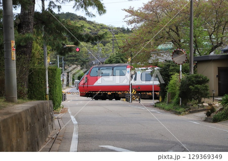 踏切を走行する電車・名鉄電車 藤川宿付近 踏切を走行する電車・名鉄電車 藤川宿付近 129369349