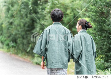 温泉旅行に来た浴衣姿のカップル・夫婦の後ろ姿 温泉旅行に来た浴衣姿のカップル・夫婦の後ろ姿 129369597