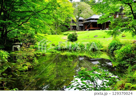 栃木県　日光田母沢御用邸記念公園の周遊散策路と池 129370024