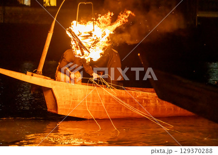 岐阜県岐阜市 篝火を焚いて長良川で行われる長良川鵜飼の鵜匠 岐阜県岐阜市 篝火を焚いて長良川で行われる長良川鵜飼の鵜匠 129370288