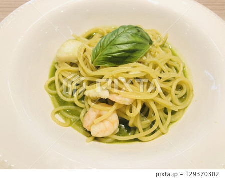 シーフードのジェノベーゼパスタ　 129370302