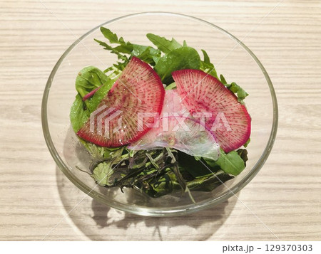 透明のボウルに盛られた新鮮なサラダ 129370303