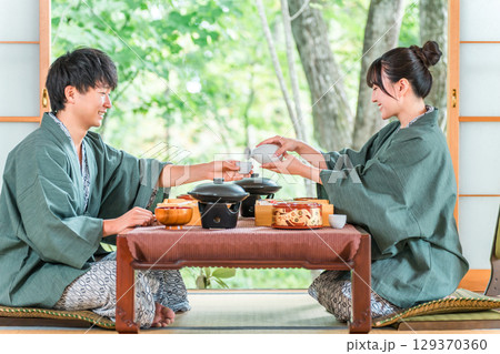 旅館で会席料理・食事を楽しむ夫婦・カップル(グルメ・部屋食・懐石料理・御膳・贅沢) 旅館で会席料理・食事を楽しむ夫婦・カップル(グルメ・部屋食・懐石料理・御膳・贅沢) 129370360