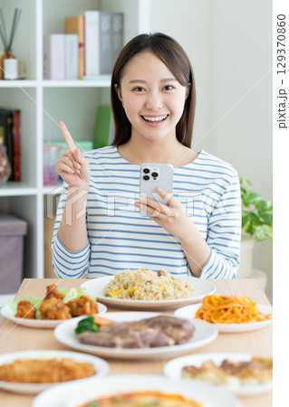 食べ物を検索する若い女性 129370860