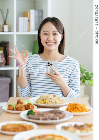 食べ物を検索する若い女性 食べ物を検索する若い女性 129370862