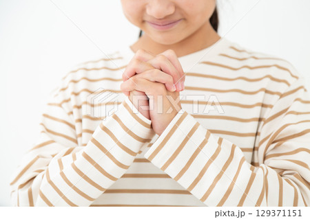 祈ってお願い事をする中学生の女の子 129371151