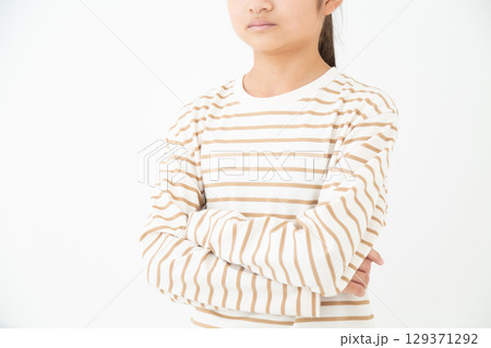 腕組みをする中学生の女の子 腕組みをする中学生の女の子 129371292