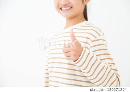 親指を立てる中学生の女の子 129371294