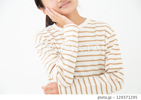 悩む中学生の女の子 悩む中学生の女の子 129371295