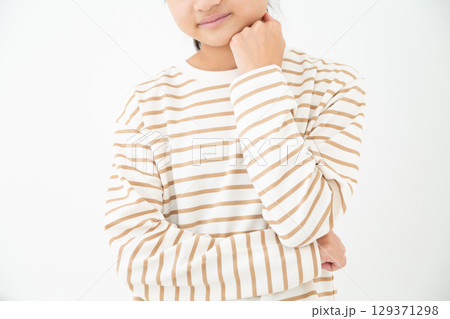 悩む中学生の女の子 129371298