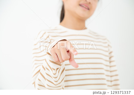 人を見下す中学生の女の子 129371337