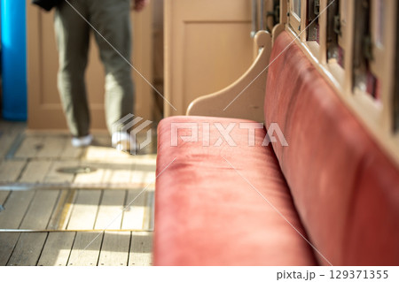 三重県いなべ市　阿下喜駅に停車中の西桑名行きの三岐鉄道歴史電車の車内 129371355