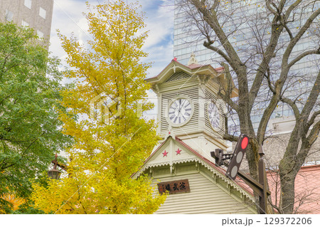 秋の札幌時計台 129372206