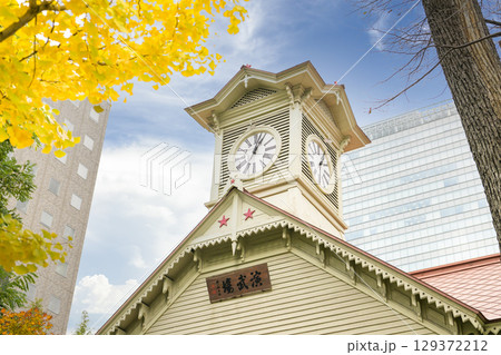 秋の札幌時計台 129372212